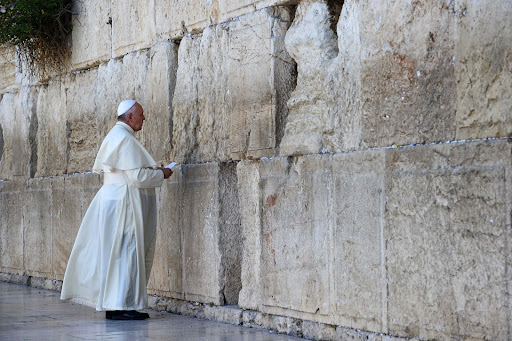 ---ISRAEL OUT---Pope Francis visits at the Western Wall, Judaism's holiest site, in Jerusalem's Old City on May 26, 2014.Photo by Kobi Gideon / GPOהאפיפיור פרנסיסקוס בכותל המערבי
