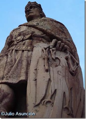 Arrano Beltza - Estatua de Sancho el Fuerte - Tudela