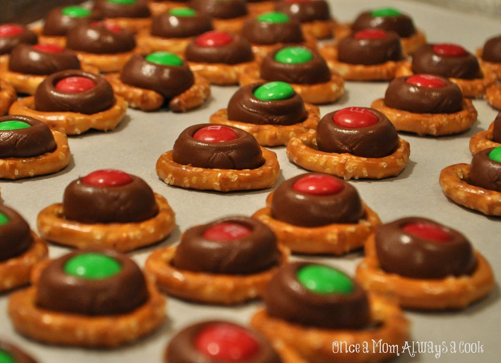 [M%2526M%2520Kissed%2520Pretzels%25202%255B5%255D.jpg]