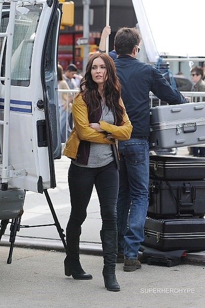 Megan Fox April O'Neil sárga dzsekijében 04