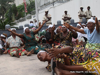 Des femmes de l’opposition congolaise le 19/12/2011  devant l’ambassade des USA à Kinshasa, à la veuille de la prestation de serment de Joseph Kabila. Radio Okapi/ Ph. John Bompengo