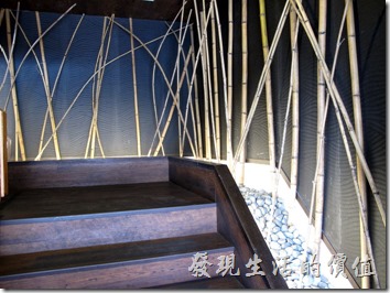 台南-定食8日式料理。從一樓上到二樓的樓梯也特別用竹子佈置得很有日本味道。