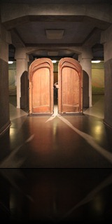 15_1-Frank_with_Goetheanum_Doors