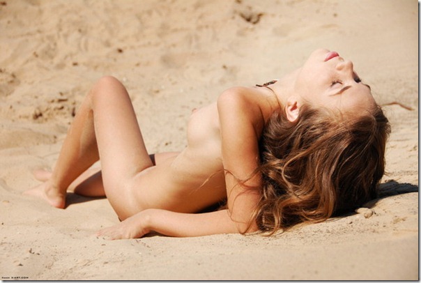  Novinha nua na praia