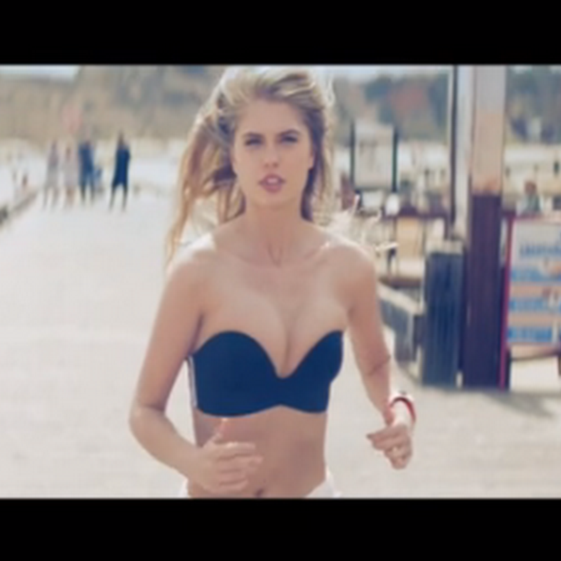 Comercial censurado de TomTom con Alexandria Morgan