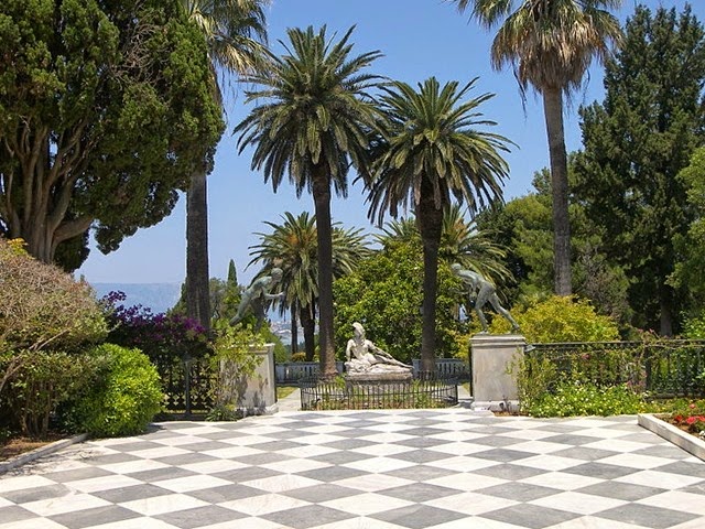 Estatuas en la terraza Achilleion Estatuas en la terraza Achilleion