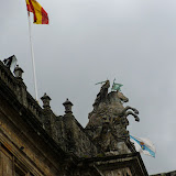 14/07/09 Santiago Matamoros tra le bandiere di Espana e Galicia, contro il cielo plumbeo