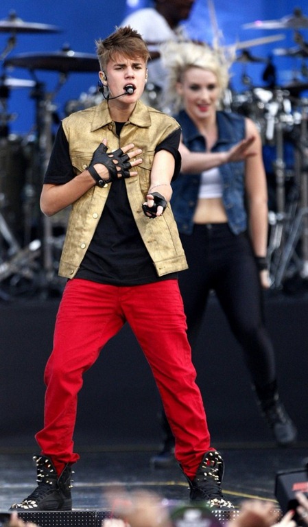 [Justin-Performing-at-MTV-World-Stage.jpg]