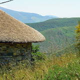 18/07. Palloza, tipica abitazione in pietra e paglia dei pastori del Cebreiro, di probabile origine celtica.