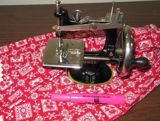 [little-singer-and-apron-I-took-pic5.jpg]
