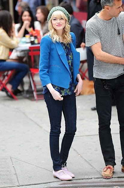 Gwen Stacy Goes on a Dog Walk in The Amazing Spider-Man 2 Set Photos 06 Gwen Stacy Goes on a Dog Walk in The Amazing Spider-Man 2 Set Photos 06