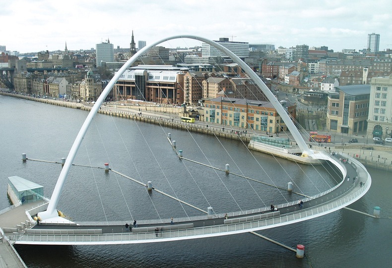  الجسر المائل الوحيد في العالم .. Gateshead-millennium-bridge-126