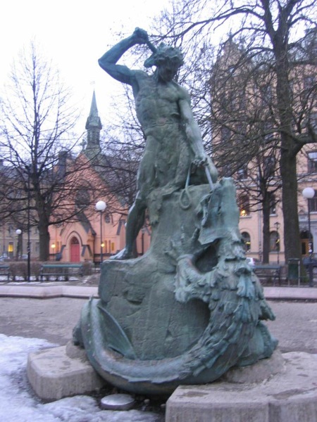 Tors fiske estatua sobre la lucha de Thor con Jörmundgander en Mariatorget Estocolmo Suecia