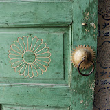 Hami - Porte verte et rose sur carreaux