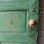 Hami - Porte verte et rose sur carreaux