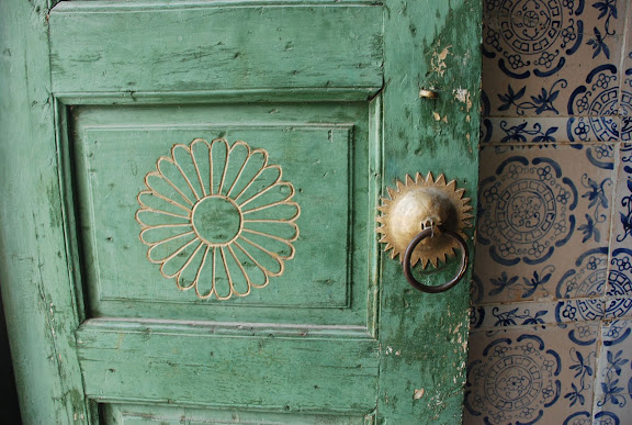 Hami - Porte verte et rose sur carreaux