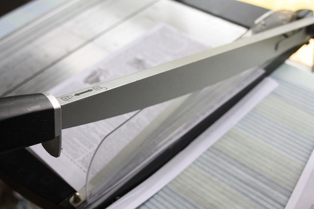[Trimming%2520images%2520with%2520a%2520paper%2520cutter%255B3%255D.jpg]