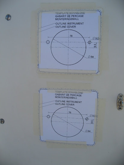 Silva instrument är föregångare till Nexus så vi täcker över nästan gamla märken och hål. Vi fyller igen alla hål med gelcoatspackel innan vi borrar upp nya enligt mallen.