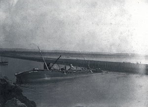 El CABO PALOS obstruyendo el canal de entrada de Aviles. Del libro LA NAVIERA YBARRA