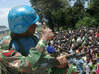 Un casque bleu dans un camp des refugiés à l'Est de la RDC le 01/01/2003. Photo Don John Bompengo