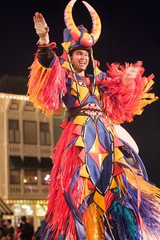 soundtastic parade stilts guy