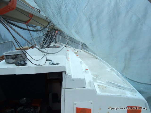 Le ponçage sous la bâche. Ca protège du vent mais pas du froid :-(