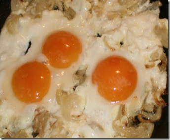 Uova fritte con cipolle 