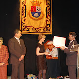 Concejal de Cultura y Juventud entregando premio a ganador local.