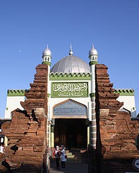 [200px-Masjid_Menara_Kudus_Tampak_Dep%255B1%255D.jpg]