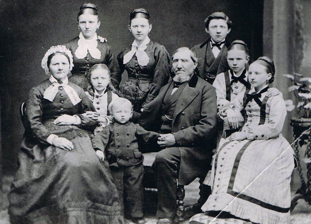 [Rasmus%2520Hansen%252C%2520Annie%2520Caspersen%2520%2526%2520Children%255B5%255D.jpg]