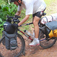 Andr&eacute; viajando no Vale Europeu em 2010 usando o alforge dianteiro Alpamayo 35L e o Alforge Traseiro Alto Estilo 60L