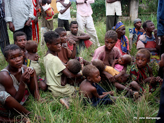 Une famille de pygmées dans un centre des  Refugiés de Dongo(RDC) à Betou(RCA) le 18/11/2009. Ph. Don John Bompengo