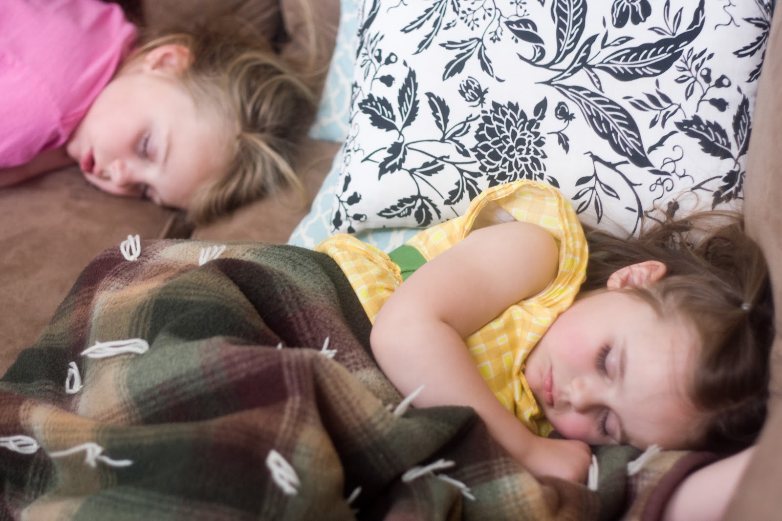 [04%252009%252013_girls%2520sleeping%255B4%255D.jpg]