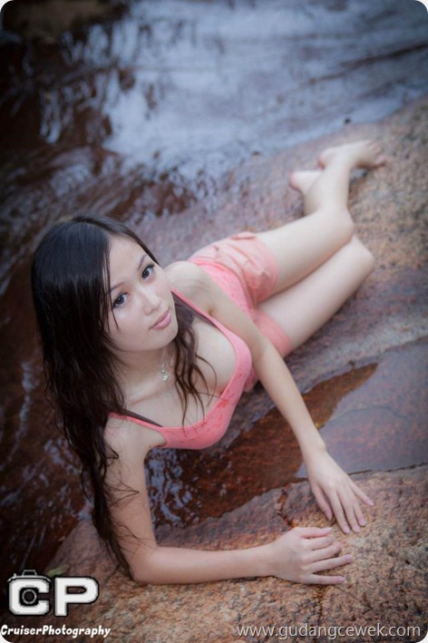 Model Seksi Berpose di Sungai || gudangcewek.com