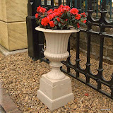 Waza metalowa, biała, P677, wys 69cm, śr 39cm, baza 24x24cm