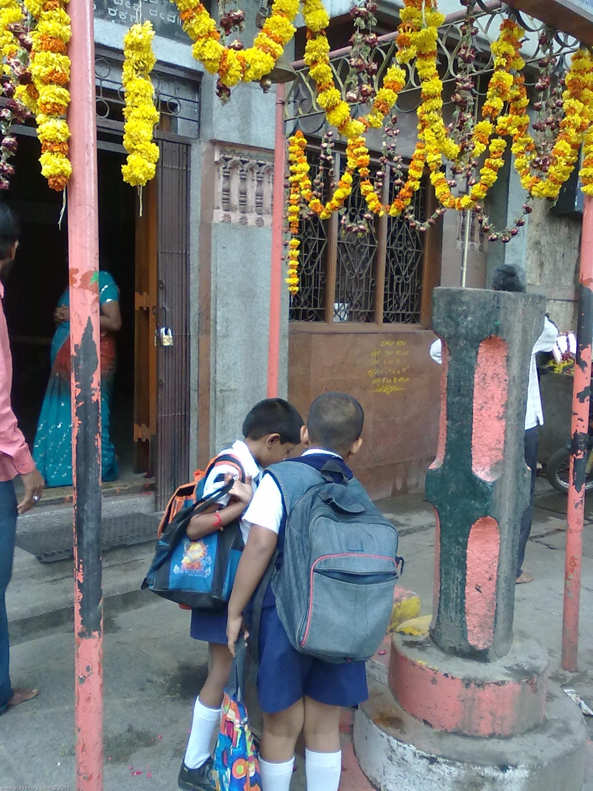 [VidyaSuryKidsPrayingb%255B7%255D.jpg]