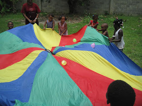Eligio, Yosmery, Darling FridRuth, Merili, Peter and Vanessa bouncing balloons on the parachute.
