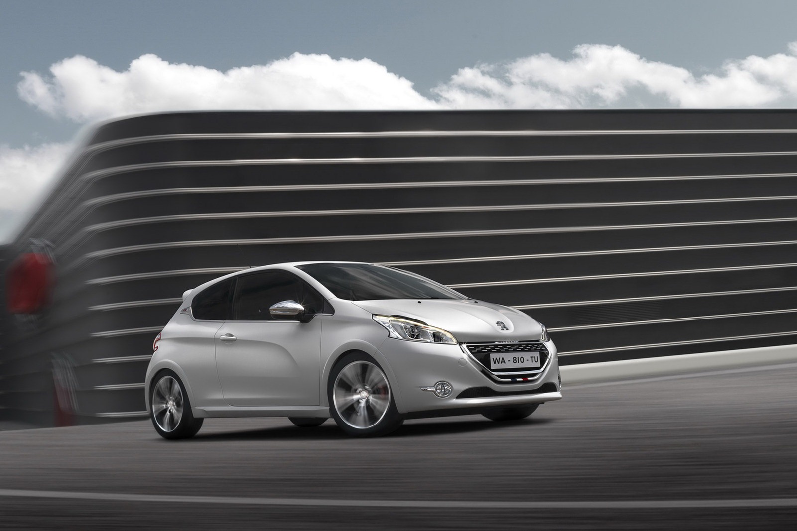 2013-Peugeot-208-GTi-21[2].jpg