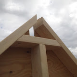 三角の頂点に梁となる木材を入れます