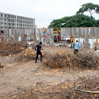Démolition de la clôture faite sur le terrain COMETE à Lingwala sur l'ordre de l'hôtel de ville, Kinshasa/RDC le 10/02/2012. Radio Okapi/Ph. Aimé-NZINGA