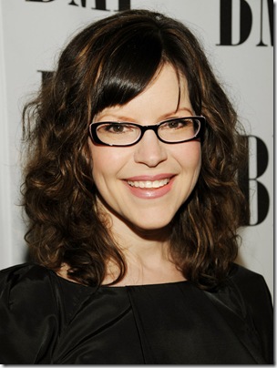 Lisa Loeb Wearing Makeup With Glasses