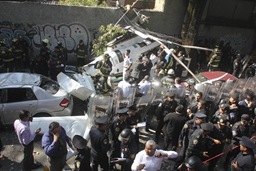 MÉXICO, D.F., 21OCTUBRE2011.- Un helicoptero del Estado de México se desplomo atras de los Viveros de Coyoacán. Entre las personas que viajaban se encontraba el Secretario de Desarrollo Metropolitano quien resultó lesionado, dos personas más perdieron la vida en el accidente. Elementos antimotinesmantienen resguardado la zona para que peritos realizen los peritajes correspondientes.
FOTO: SAÚL LÓPEZ/CUARTOSCURO.COM