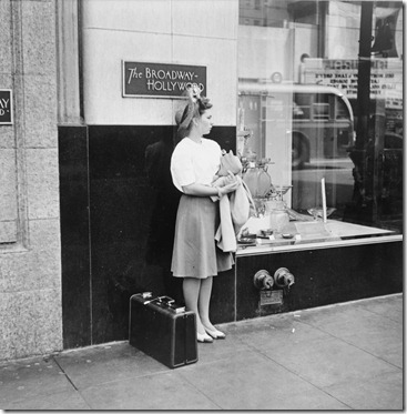 Hollywood_Woman_With_Suitcase_1942