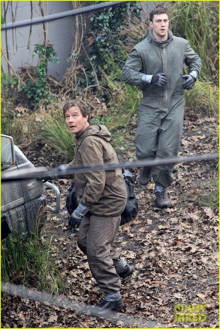 Godzilla Set Photos Reveal First Look at Bryan Cranston and Aaron Taylor-Johnson 05