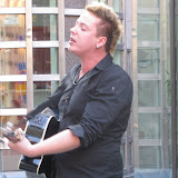 Katumuusikko elokuun helleiltana Ateneuminkujalla. Street musician Elias behind art museum Ateneum. 27.8.2011