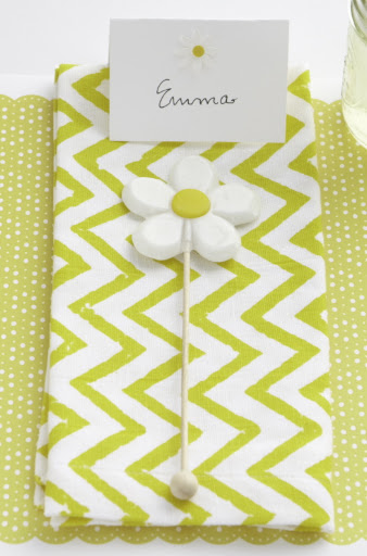 These daisy lollipops come wrapped individually so you can put them on a place setting, send guests home with them, or fill a bucket or mason jar to display.