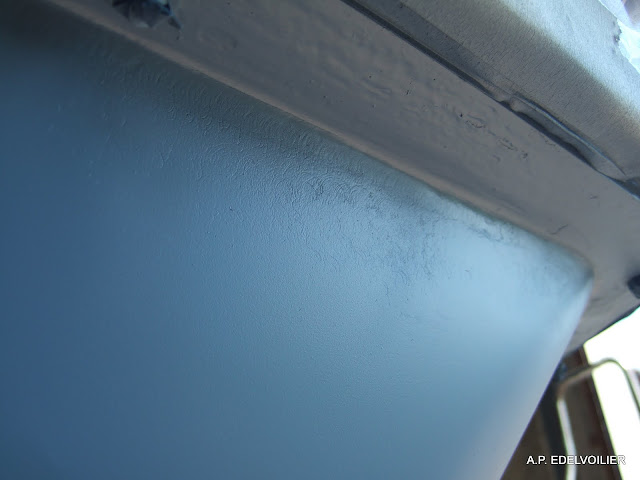 Oupsss c'est une partie de la coque qui à été oubliée au passage des grains 120 et 180. Va falloire couvrir à l'époxy avec une une cale de carrossier.