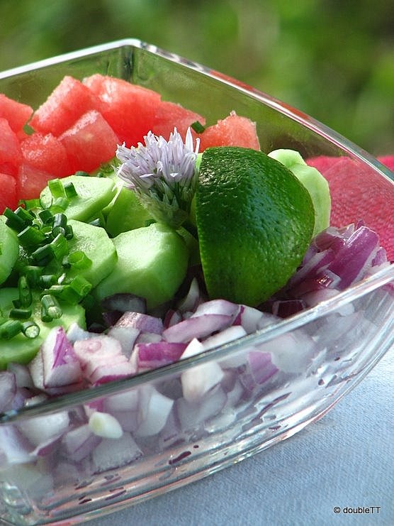 [salata%2520od%2520lubenica%252C%2520krastavaca%2520i%2520crvenog%2520luka-1%255B5%255D.jpg]