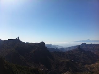 Vistas sobrecogedoras desde la Degollada Becerra. Roques con el majestuoso Teide al fondo