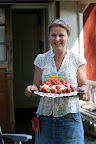 Midsommar 2010 - Petra med godaste tårtan